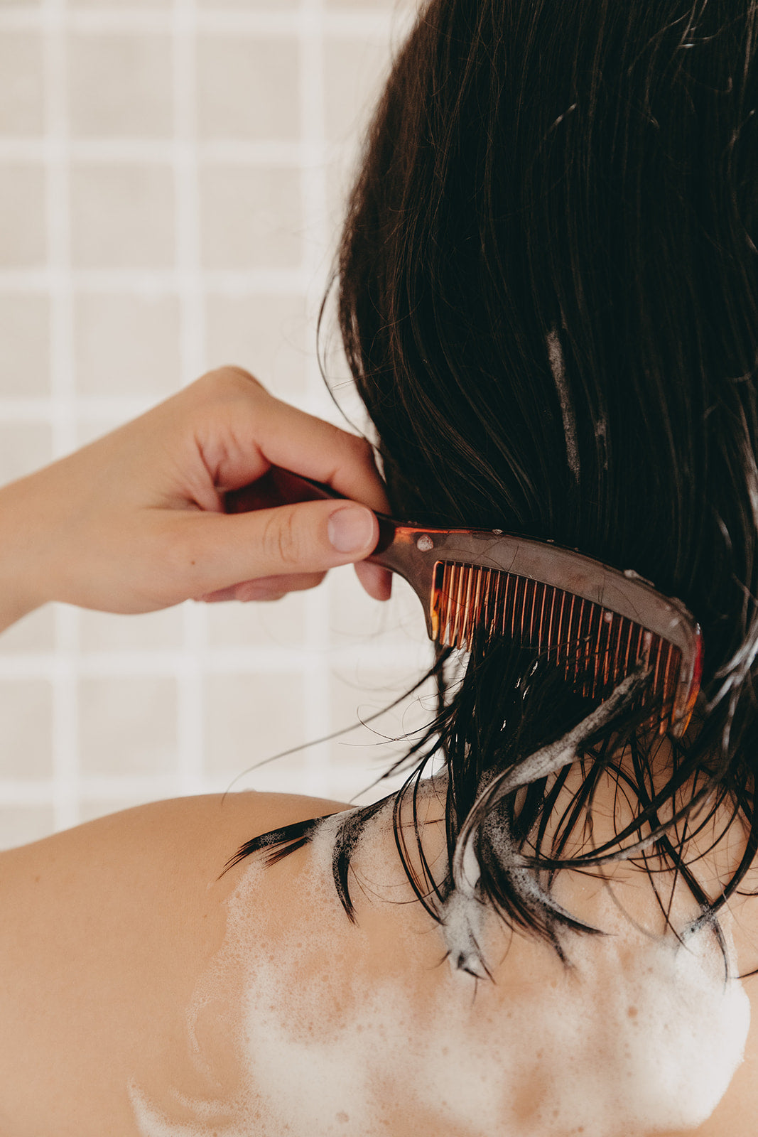 cheveux poisseux - la solution du shampoing solide naturel et moussant Les Panacées